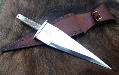 Bueno,pienso en comprarme un podenquero.
Que opinion teneis de este cuchillo?
He visto que tiene varios 11