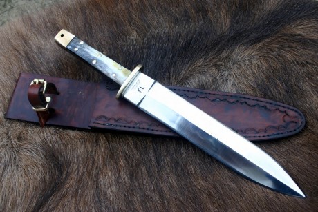 Bueno,pienso en comprarme un podenquero.
Que opinion teneis de este cuchillo?
He visto que tiene varios 10