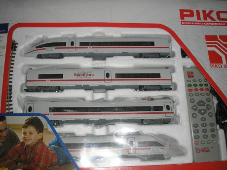 Hola, tengo un tren digital seminuevo usado muy poquito.

Pongo imágenes si hace falta para alguién interesado 02