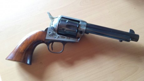 Vendo revólver Uberti 45 lc de 5 pulgadas y media.
He disparado tan solo 12 cartuchos con lo que esta 00
