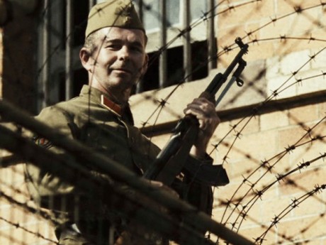 Compañeros,

En vista de las ganas de algunos (Elcafe, Wilcow, Vrakk, etc) por adivinar armas de películas 100