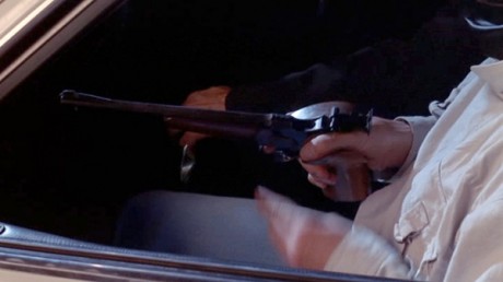 Compañeros,

En vista de las ganas de algunos (Elcafe, Wilcow, Vrakk, etc) por adivinar armas de películas 80