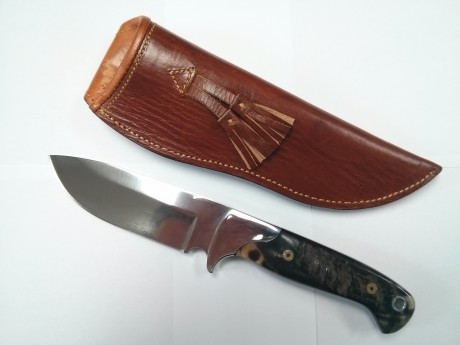 Cuchillo de caza tipo loveless.

Hoja enteriza en acero Böhler N-695 de 110x5 mm, pulida a espejo y templada 02