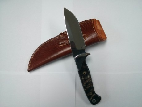 Cuchillo de caza tipo loveless.

Hoja enteriza en acero Böhler N-695 de 110x5 mm, pulida a espejo y templada 01