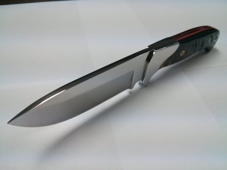 Cuchillo de caza tipo loveless.

Hoja enteriza en acero Böhler N-695 de 110x5 mm, pulida a espejo y templada 00