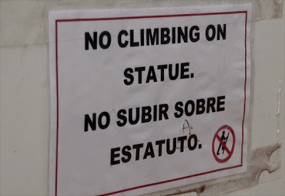 Que cada uno ponga las burradas que haya visto, tanto de traducciones literales como mezclas inconexas.

Comienzo 12