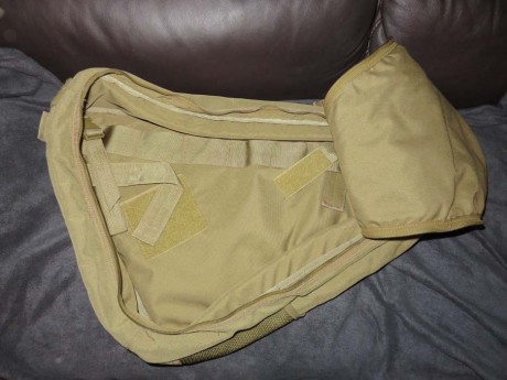 Bolsa táctica color arena, muy buena manufactura, made in USA, con refuerzos y soportes para llevar cómodamente.
Es 00