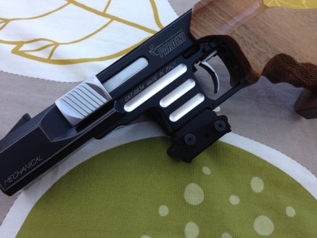 De diseño exclusivo, realizado en plástico resistente, se acopla a la perfección a la base del cargador 01