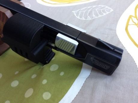 De diseño exclusivo, realizado en plástico resistente, se acopla a la perfección a la base del cargador 00