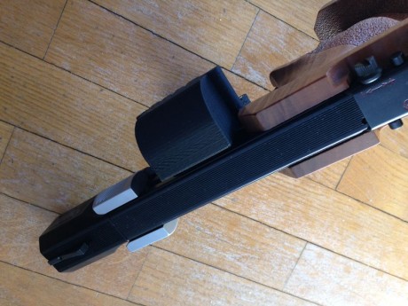 De diseño exclusivo, realizado en plástico resistente, se acopla a la perfección a la base del cargador 42