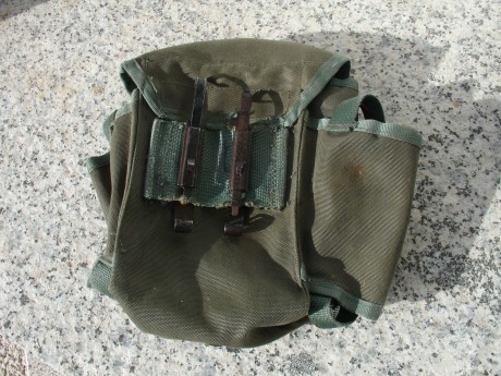 Varios portacargadores de CETME C  ( capacidad de tres cargadores)  de la Infantería de Marina española
 00