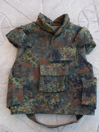 Chaleco anti-fragmentos del ejercito  alemán
  Completo,  con todas  las placas balísticas.  Las placas 02