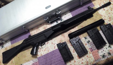 Se vende Cetme C de por Mike Custom Guns con algunos accesorios, incluye:
- Culata de G3 negra adaptada 02
