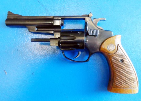 Buenos días.
Vendo revólver ASTRA del calibre 32 S&W Largo, con cañón de cuatro pulgadas, en bues 00