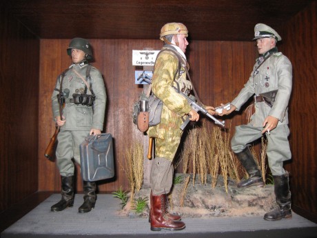 Vendo diorama hecho a mano junto con tres soldados alemanes a escala 1/6 con todos los complementos y 01
