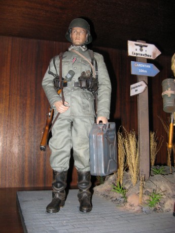 Vendo diorama hecho a mano junto con tres soldados alemanes a escala 1/6 con todos los complementos y 11