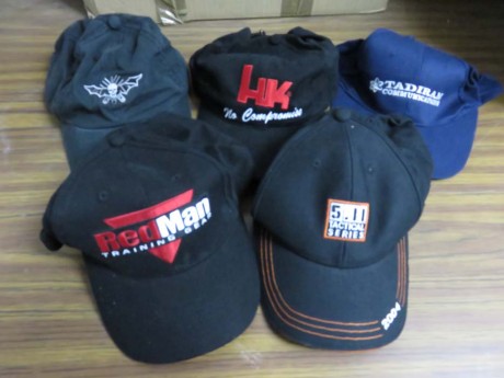 Oferton, lote de cinco gorras tipo Baseball USA, de marcas de armas y temas policiales y militares.
Lote 00