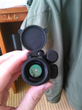 Es el Modelo Compc3.

Viene con anilla de 30mm y listo para montar sobre raíl picatinny o weaver.Compacto 00