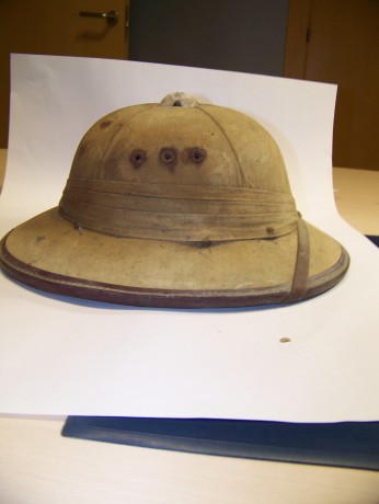 vendo 2 salacot  el hecho en francia se trago toda la guerra de argelia  el otro sin estrenar con un estado 11