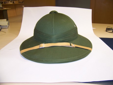 vendo 2 salacot  el hecho en francia se trago toda la guerra de argelia  el otro sin estrenar con un estado 40