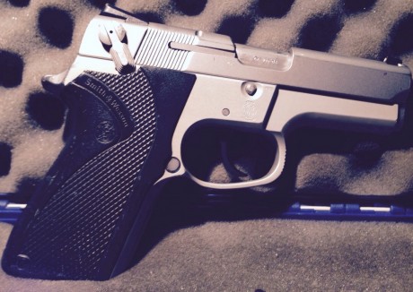 Hola
Un compañero me pide que ponga a la venta esta Pistola SMITH & WESSON, modelo 6906, calibre 9mm
Con 02
