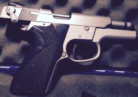 Hola
Un compañero me pide que ponga a la venta esta Pistola SMITH & WESSON, modelo 6906, calibre 9mm
Con 01