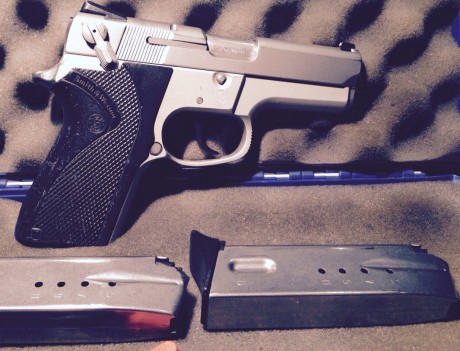 Hola
Un compañero me pide que ponga a la venta esta Pistola SMITH & WESSON, modelo 6906, calibre 9mm
Con 10