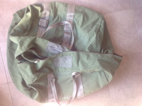 Hola a todos
Vendo dos bolsas de paracaídas en lona gruesa verde y sin ningún desperfecto de los años 02