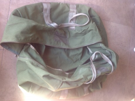 Hola a todos
Vendo dos bolsas de paracaídas en lona gruesa verde y sin ningún desperfecto de los años 01