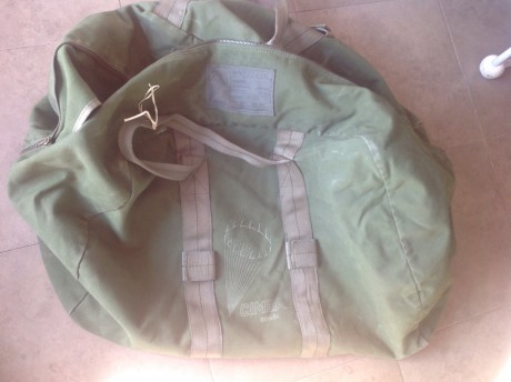 Hola a todos
Vendo dos bolsas de paracaídas en lona gruesa verde y sin ningún desperfecto de los años 11