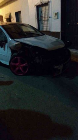 Esto ocurrió anoche de madrugada en la localidad de Puerto Serrano:

 http://www.diariodecadiz.es/article/provincia/1942580/cuatro/detenidos/por/agredir/policia/local/puerto/serrano.html 00