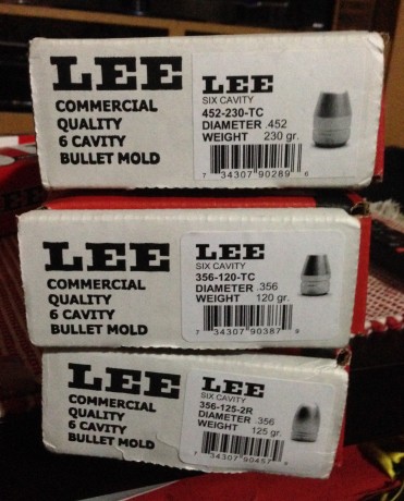 Hola,
Vendo los tres moldes que se ven en la foto:
- .452 troncocónica de 230grains (45 acp, 45 colt...)

- 01