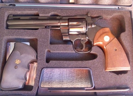 Vendo revólver Colt Python, 6 pulgadas, 357 mg. Con 3 puntos de mira (el original y 2 más sobredimensionados, 02