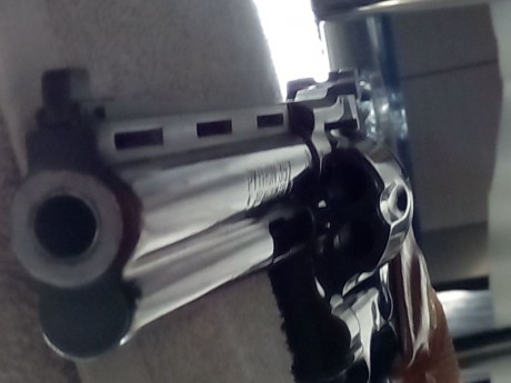 Vendo revólver Colt Python, 6 pulgadas, 357 mg. Con 3 puntos de mira (el original y 2 más sobredimensionados, 01