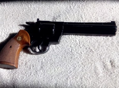 Vendo revólver Colt Python, 6 pulgadas, 357 mg. Con 3 puntos de mira (el original y 2 más sobredimensionados, 00