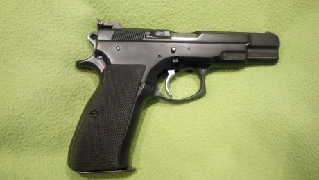 VENDO CZ 75 
Prácticamente nueva, como se puede apreciar en las fotos.
Alzas micrometricas en altura y 01