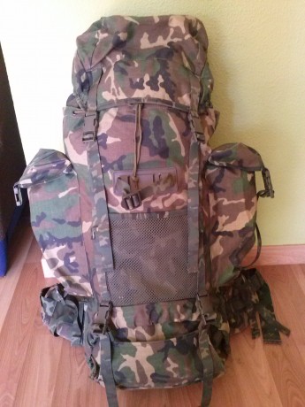 Vendo esta mochila del ejercito español, creo que es de 100 L, se encuentra practicamente nueva pues me 02