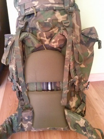 Vendo esta mochila del ejercito español, creo que es de 100 L, se encuentra practicamente nueva pues me 01