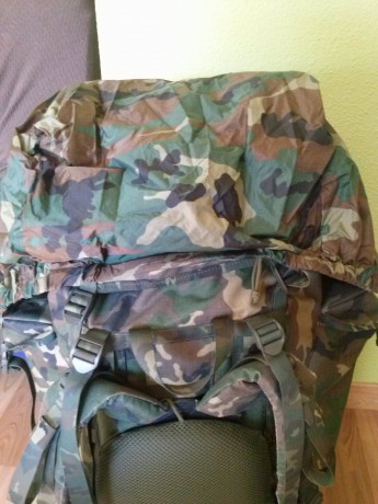 Vendo esta mochila del ejercito español, creo que es de 100 L, se encuentra practicamente nueva pues me 12
