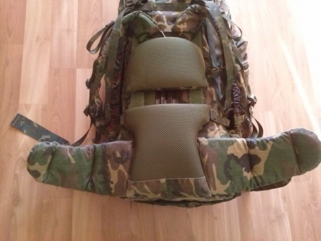 Vendo esta mochila del ejercito español, creo que es de 100 L, se encuentra practicamente nueva pues me 11