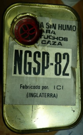   Hola
Hace unos años me regalaron esta lata de 500 gm. de pólvora NGSP-82.
Según las fotos que os adjunto 02