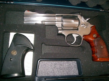 Vendo revólver Smith & Wesson, modelo 686 INOX, 4 pulgadas, 357 Mg/38 Sp, y una empuñadura de neopreno 02