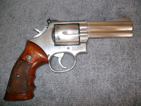 Vendo revólver Smith & Wesson, modelo 686 INOX, 4 pulgadas, 357 Mg/38 Sp, y una empuñadura de neopreno 01