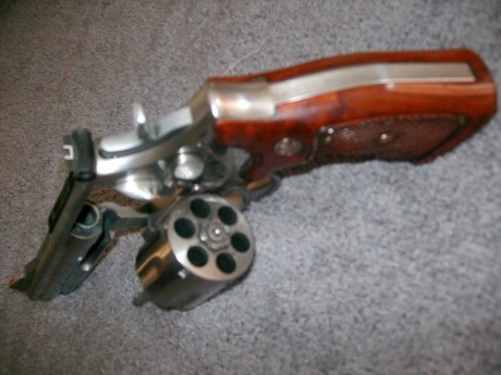 Vendo revólver Smith & Wesson, modelo 686 INOX, 4 pulgadas, 357 Mg/38 Sp, y una empuñadura de neopreno 00