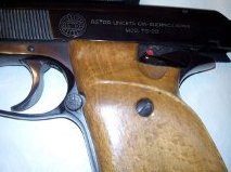Un amigo me pidió que le pusiera a la Venta su ASTRA TS 22 del calibre 22 LR, cañón largo, con contrapeso, 02