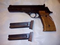 Un amigo me pidió que le pusiera a la Venta su ASTRA TS 22 del calibre 22 LR, cañón largo, con contrapeso, 01