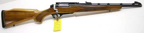 Buenos días

Tengo un vecino que se ha aficionado a la caza mayor y quiere comprarse un rifle. Le gusta 20