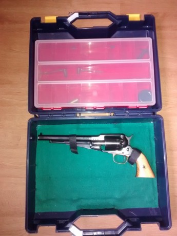 Hola a todos.
Tengo un revolver de avancarga, modelo 1858 New Model Army de Uberty. 
Lo compré hace muy 21