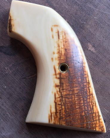 Par de cachas manufacturadas en USA artesanalmente en MARFIL DE MAMUT (cuyo comercio no se halla sometido 02