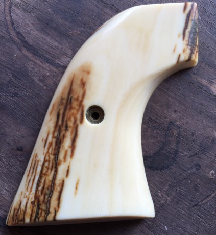 Par de cachas manufacturadas en USA artesanalmente en MARFIL DE MAMUT (cuyo comercio no se halla sometido 10